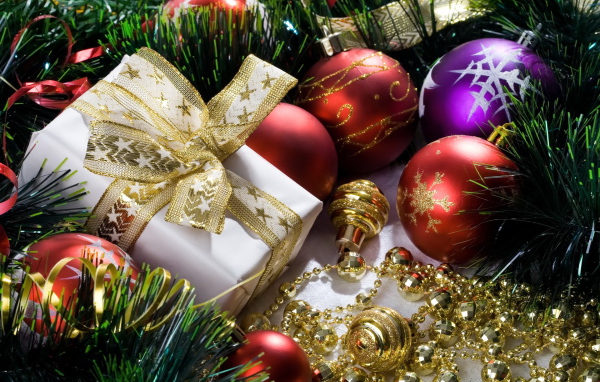 Подарок с зеленой лентой