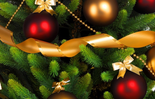 Красные шары на елке