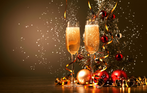 Елочные игрушки и шампанское