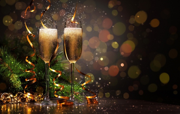 Два бокала с шампанским