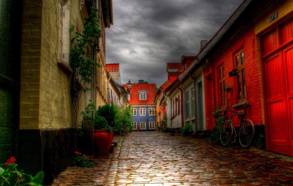 Старинная улица с велосипедом