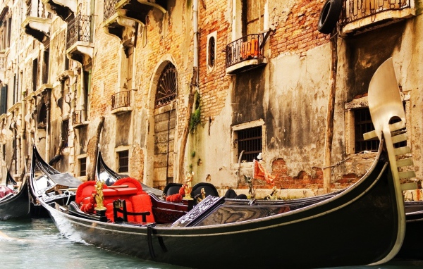 Лодка около дома в Венеции