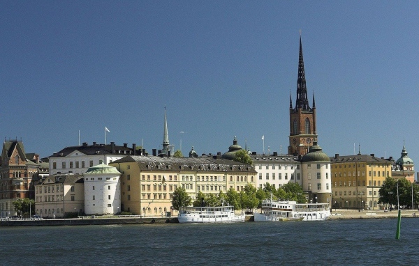 Городской пейзаж с пристанью