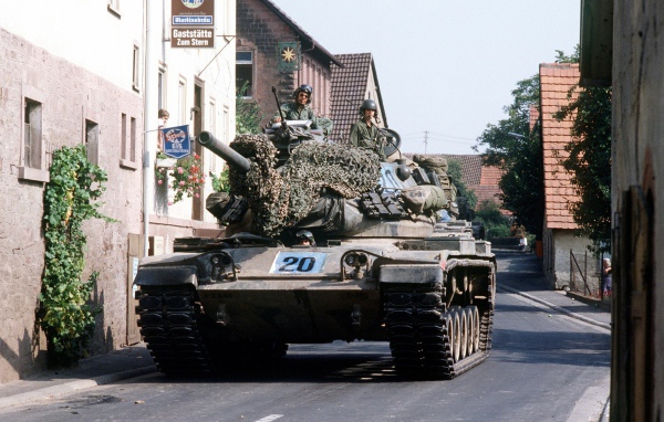 Танк на улице города