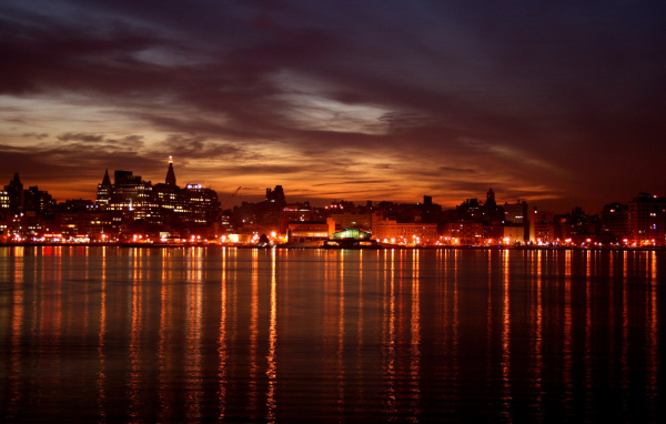 Отражение огней города в воде