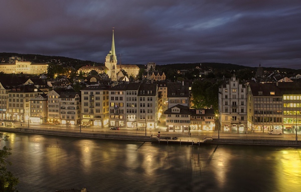 Архитектурный ансамбль на берегу реки