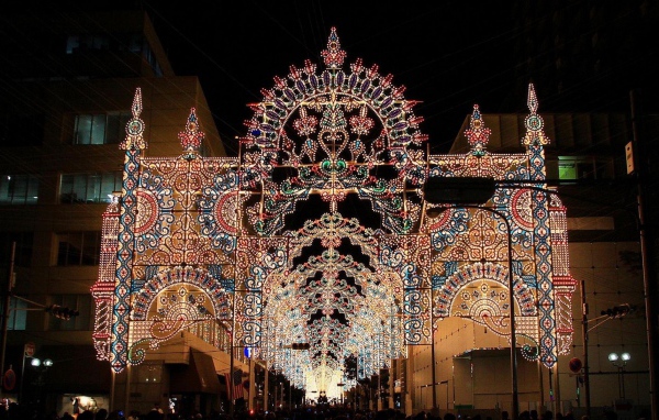 Освещение входа в костел