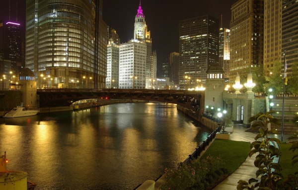 Мост через реку в городе