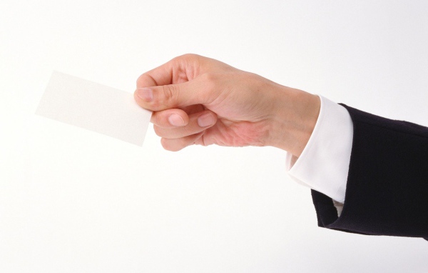 Листок бумаги в руке