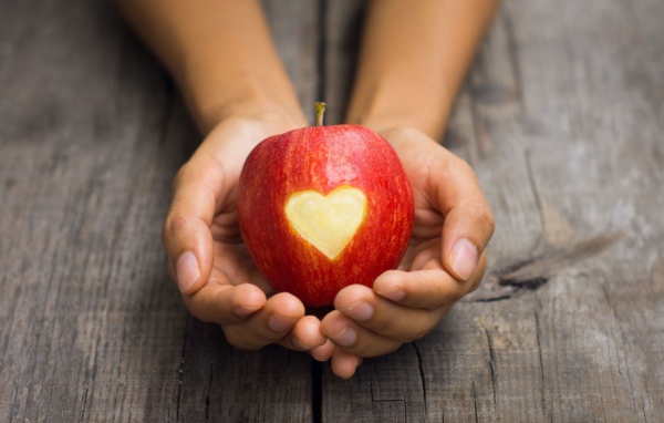  Яблоко с сердцем в лодонях