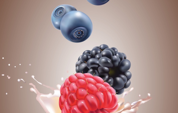 Ягоды падают в молоко