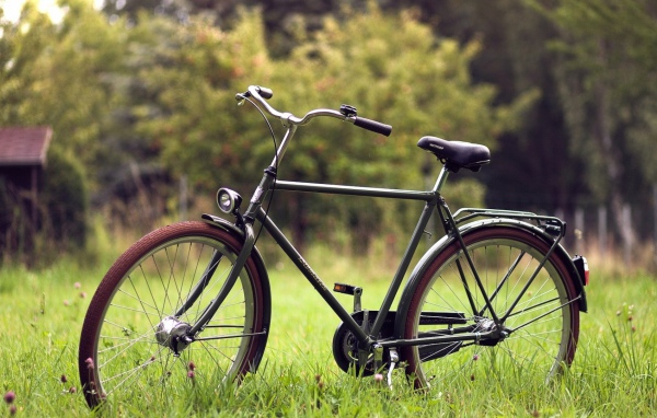 Велосипед на траве