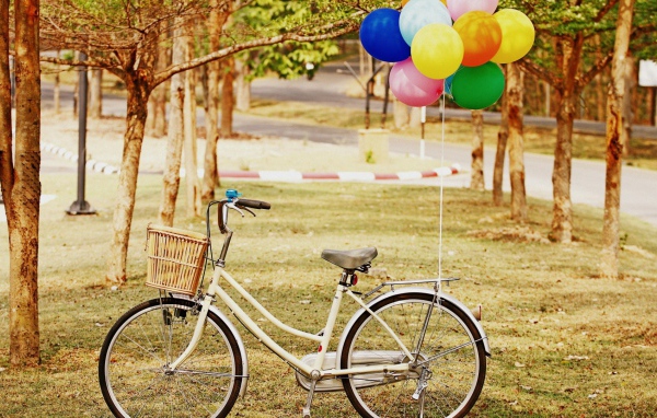 Bелосипед с корзиной и шарами