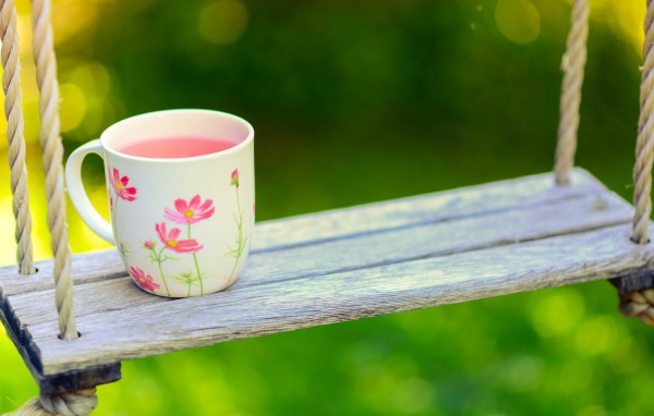 Чашка на качелях