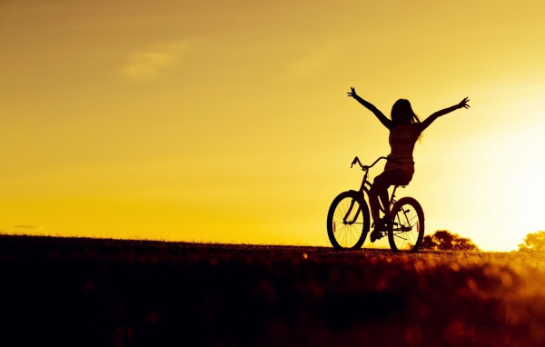 Велосипедистка на закате