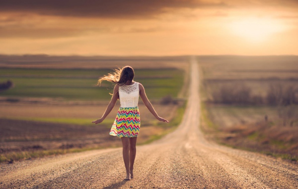 Девушка на грунтовой дороге