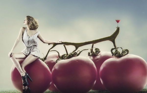 Девушка на томатах