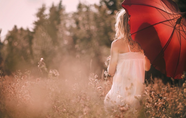 Девушка с красным зонтом
