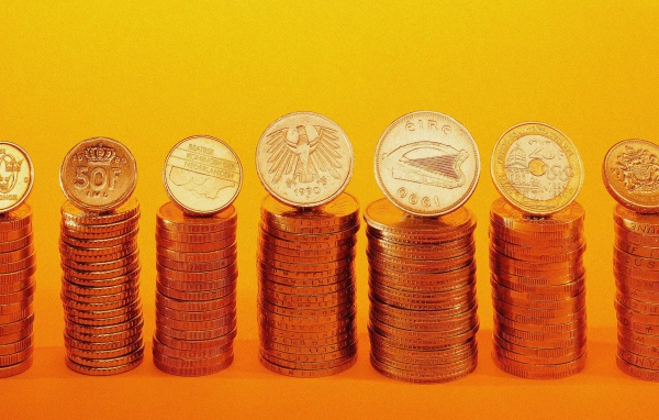 Золотые монеты в стопках