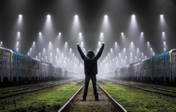 Парень между поездами