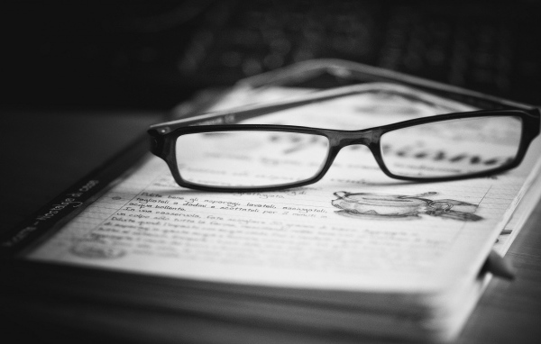 Очки на записной книге