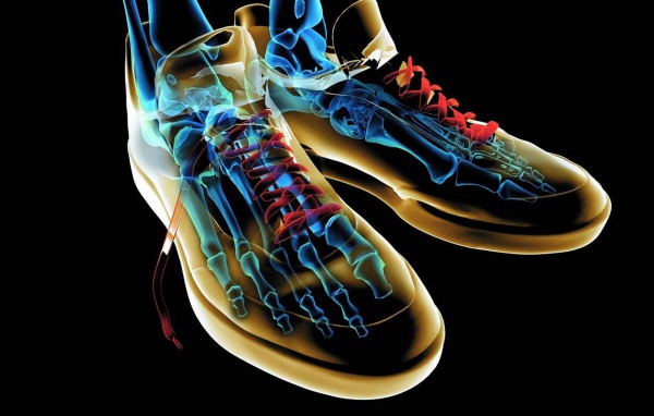 Скелет в неоновой обуви