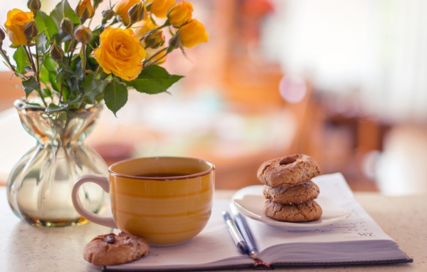 Чайные розы в прозрачной вазе