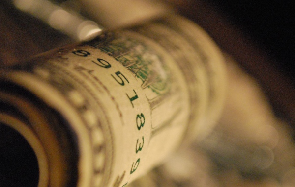 Доллар скрученный в рулон