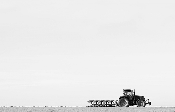 Tрактор в поле