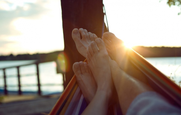 Переплетённая пара ног