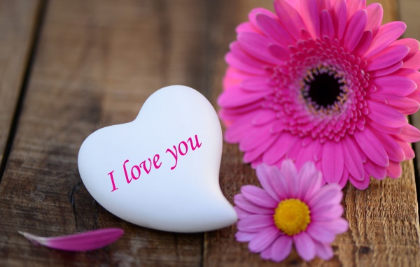 Белое сердце и малиновый цветок