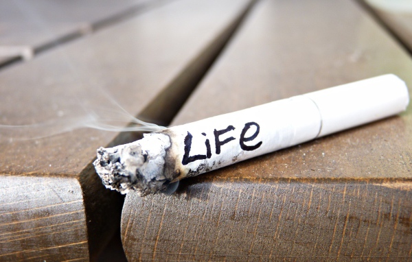 С сигаретой сгорает жизнь