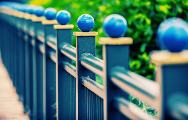 Синий забор с шариками