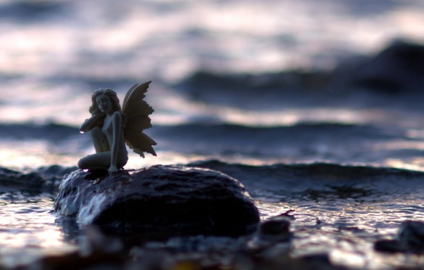 Статуэтка ангела на камне
