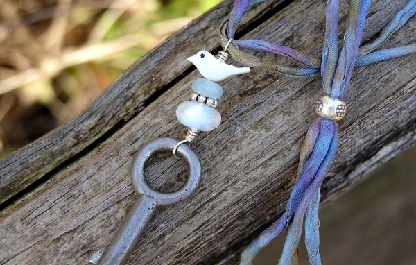 Брелок на ключе