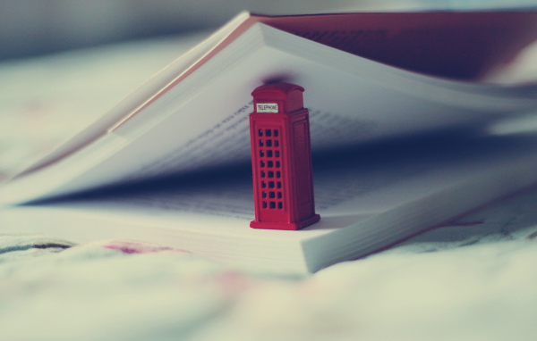 Телефонная будка в книге