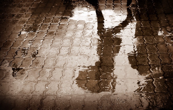 Отражение человека в луже