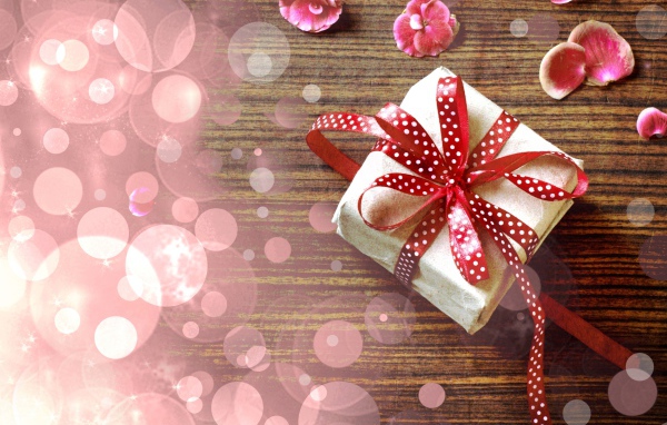 Обвязанный лентой подарок