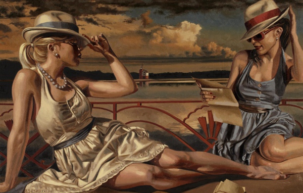 Девушки отдыхают на берегу озера