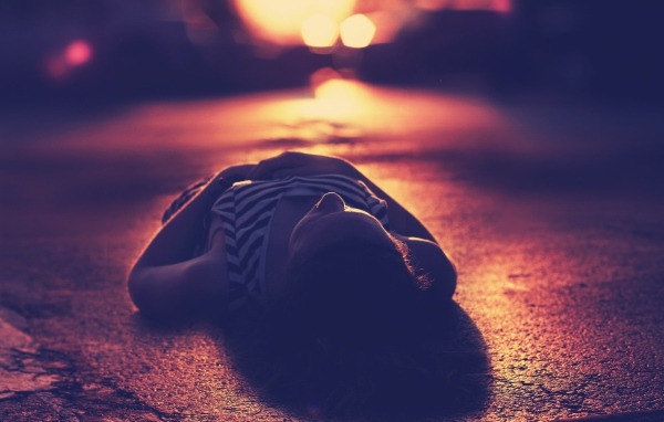 Девушка лежит на асфальте