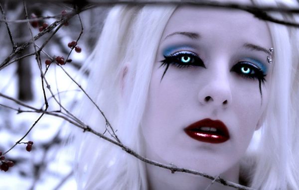 Блондинка девушка вампир