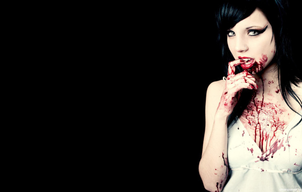 Окровавленная девушка вампир
