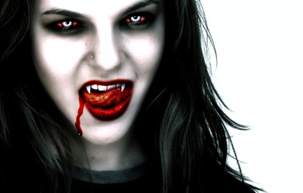 Кровавая девушка вампир
