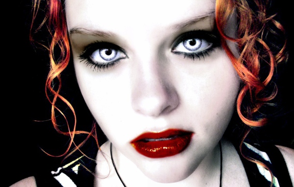 Грустная девушка вампир