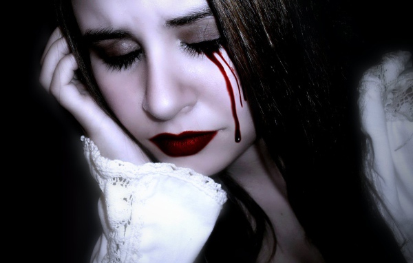 Слезы у девушки вампира