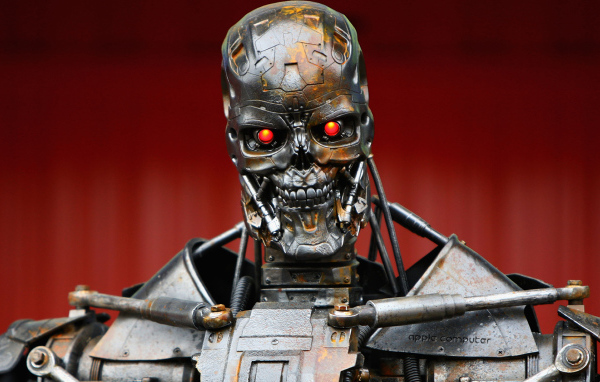 Терминатор на красном фоне