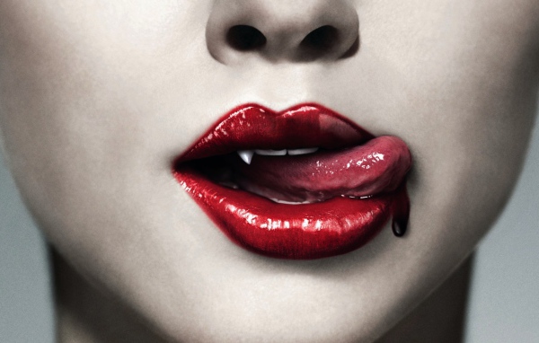 Настоящая кровь у девушки вампира