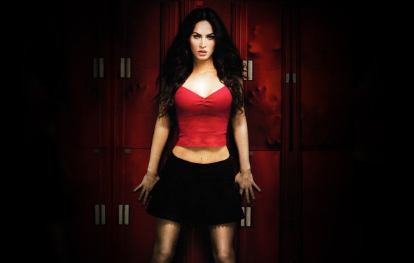 Девушка вампир в красном топе