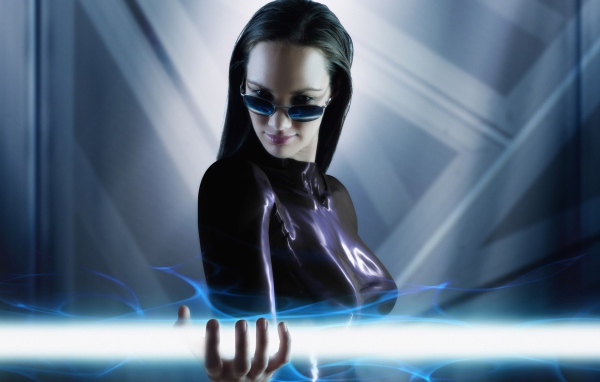 Женщина держит луч света