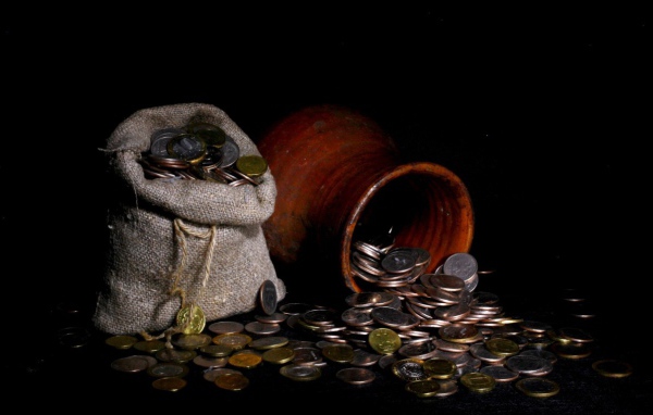 Монеты в мешочке и горшке